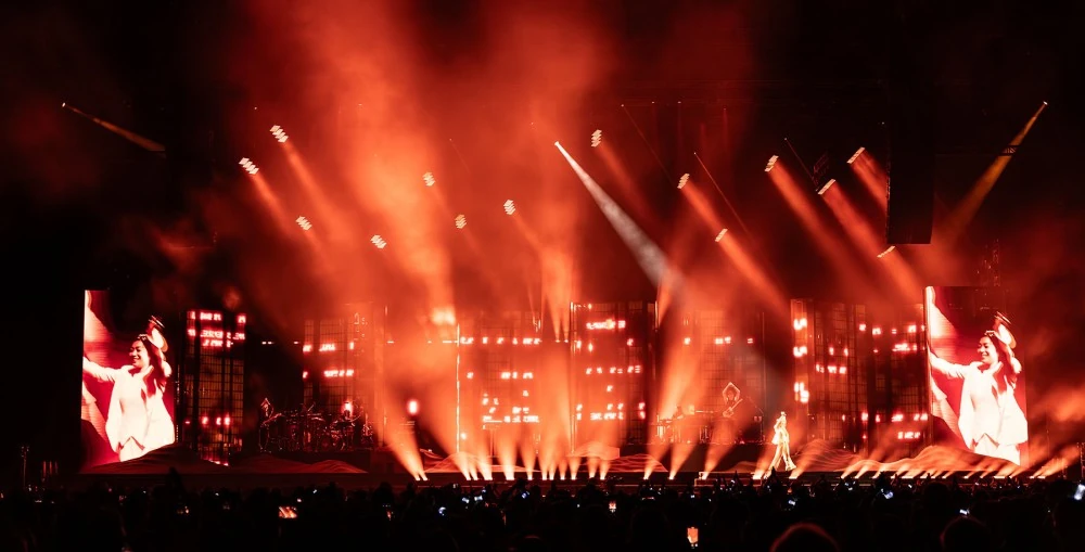 JAW Studio and FragmentNine (F9) collaborated to create a world-class lighting design with industry leading technologies from ROBE; which shaped an ethereal, otherworldly narrative that defined Hikaru Utada's performances.
