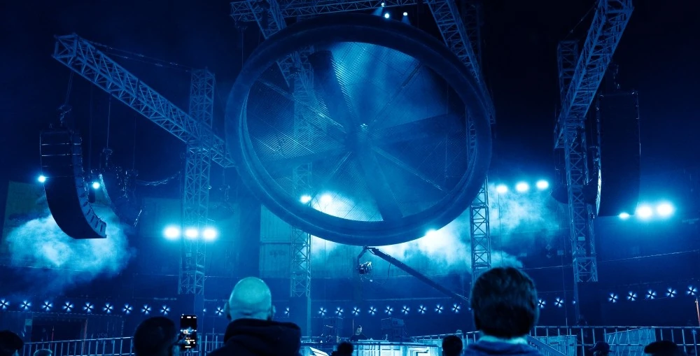 Every stage featured an option for artists to receive a ground-breaking multi-track mix of their performances for direct upload to YouTube, supported by five dedicated mixing suites outfitted with DiGiCo consoles and Waves rigs.