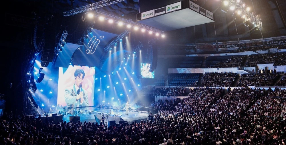 Main L/R system in the Smart Araneta Coliseum of 12 L-Acoustics K2 over three Kara down per side and 12 L-Acoustics Kara per side for out-fill