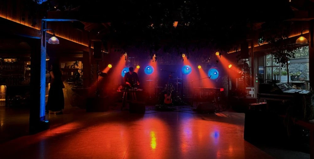 Tom Tom Productions were impressed with the MAC One’s Martin P3 compatibility, which seamlessly connects with the company’s existing inventory of VDO Sceptrons, Atomic Dots, and Hippotizer media servers