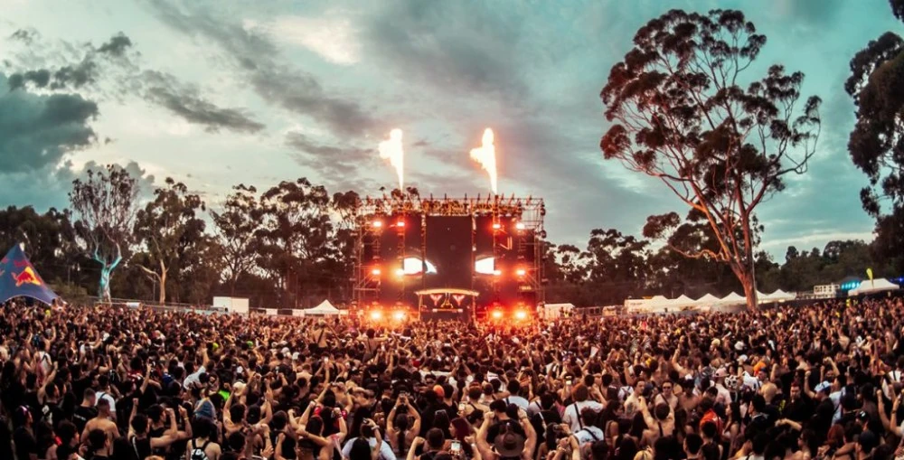 When original plans for a tented venue were scrapped due to permitting issues, On Track Lighting stepped up with a fully outdoor solution that had to withstand scorching 37°C heat, 50km/h wind gusts, and the occasional rainfall
