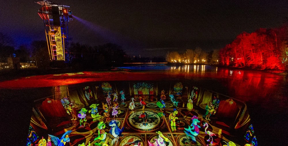 Three Groupe Novelty companies mobilised their respective technical expertise to deploy a night-time audiovisual immersive experience for the Parc des Oiseaux with a 17,000 m² projection onto a semi dried out lake