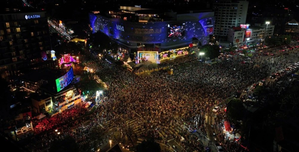 With the city bustling to the sound of many events, including a large DJ set-up in close proximity to MAYA, the CODA Audio system deployed by Coconut Sound needed to deliver sufficient power and coverage to ensure that the crowd’s enjoyment of the artists was not compromised