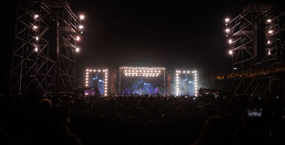 The tour adopted an end-on format – a stark contrast to the 360˚ in-the-round productions of previous legs; yet a strategic choice that not only simplified deployment and accommodated tight schedules, but also ensured optimal sound quality – all thanks to the KSL system's lightweight design and cardioid performance.