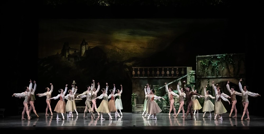 Esplanade Theatres by the Bay witnessed a luminous revival of Swan Lake by the Singapore Ballet, elegantly lit by renowned designer Adrian Tan of The Light Project using 32 units of ROBE’s ESPRITE moving lights.