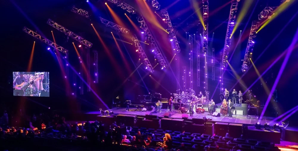 Tasked by the producers to “go big”, Littman embraced Abu Dhabi’s futuristic character while still preserving a sense of intimacy across the arena, as 40 Ayrton Domino Profiles were chosen by Littman and PRG as the primary profile fixture.