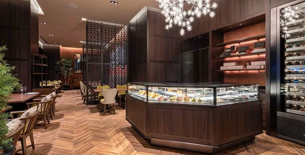 The Wald Haus restaurant has a dedicated entrance directly connected to Ginza Miyuki Street and features four VXC6W ceiling speakers, which deliver soothing music by Bach.