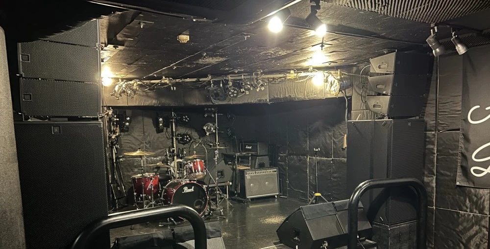 Despite the spatial constraints, the SRX900’s form factor allowed for a clean and efficient installation that complements the venue’s aesthetic while meeting its high-output demands