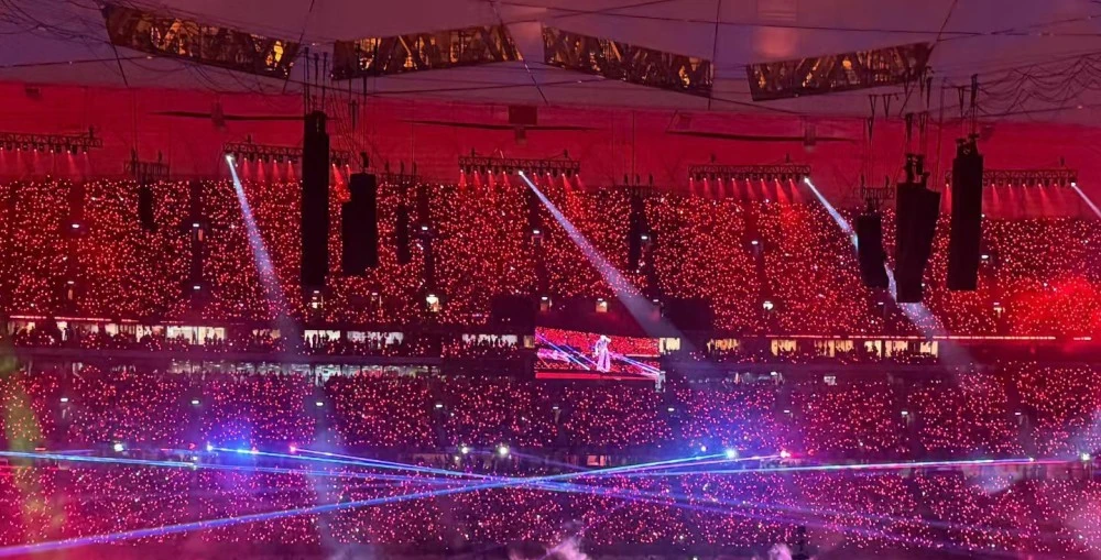 The overall system design, which comprised 512 SL series loudspeakers suspended using over 126m of steel cables, was done so precisely that sound pressure levels (SPL) from the first row of the audience to the last differed by no more than 1 dB – all while reducing stage noise by 50%.