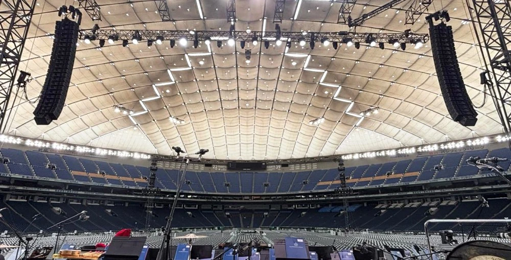 The main PA spotlighted a total of 44 VGt modules coupled with 4 CS10 loudspeakers flanking the performance stage