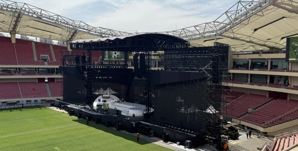 The audio design sported an end-stage configuration, with main hangs of sixteen units of the Cohesion CO12 to the left and right of the stage each; mirrored by an additional sixteen units of the CO12 deployed as outrigger hangs on either side of the principal FOH system