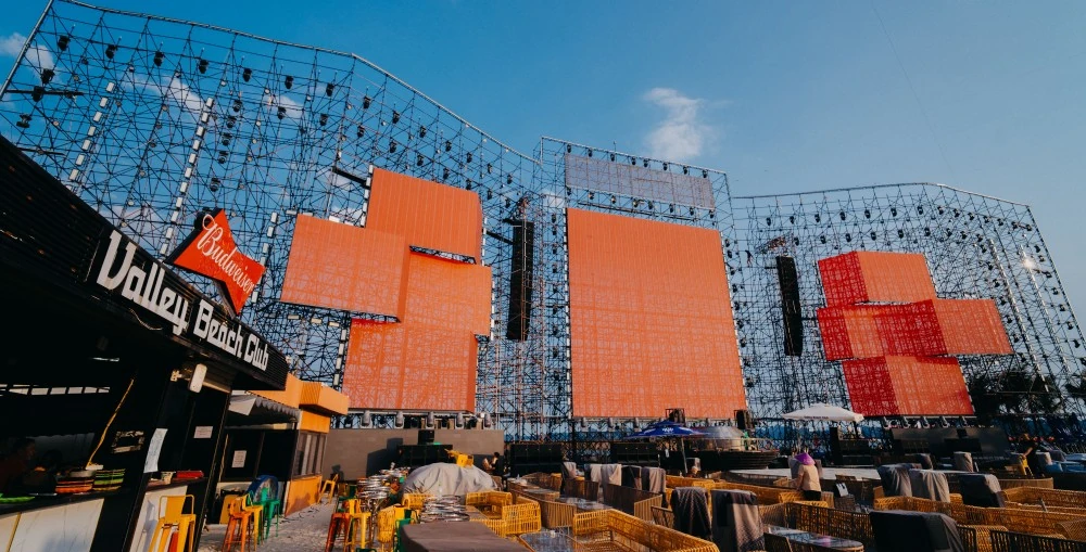 L-Acoustics' flagship K1 line arrays deliver world-class audio performance to Valley Beach Club's 5,000-capacity beachfront venue, featuring precision-engineered left/right hangs with K1-SB subwoofers and K2 extended coverage