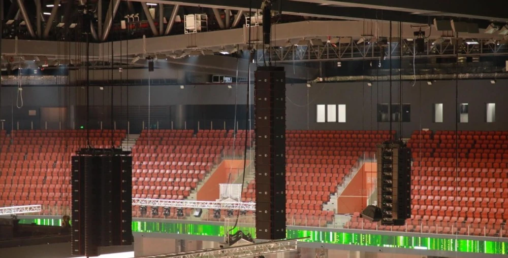 The symmetrical yet adaptive deployment configuration of the Anna modules and Otto subs provide comprehensive horizontal and vertical coverage across the bowl-shaped seating tiers, ensuring clarity and power even in acoustically complex zones