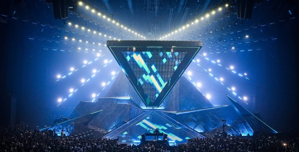195 sqm of the ROE Black Marble 4.76mm panels were laid across stage floor, while a triangular rig fitted with 121 sqm of ROE Vanish 8T created a suspended visual plane overhead that seamlessly interacted with the dynamic set design