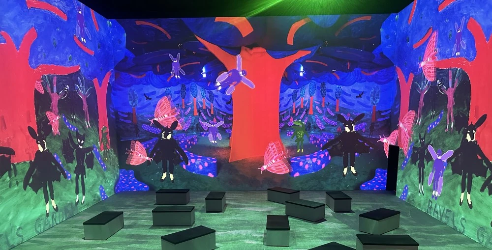 Venue acoustics were optimised with fabric-finished sound-absorbing panels, while JBL’s Venue Synthesis software replaced traditional CAD modelling