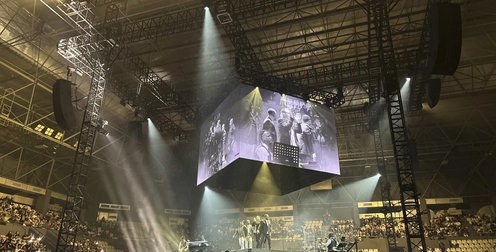 Jakarta’s 5,000-capacity Tennis Indoor Senayan Arena featured a centre-stage 360° layout with four L-Acoustics L2 and six L2D units for the main PA at Heart & Soul Live