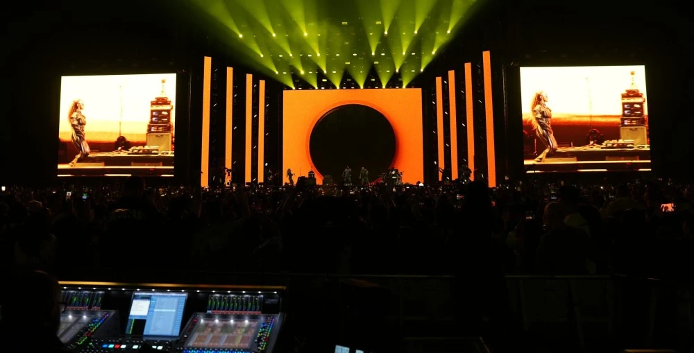 More than 500 moving fixtures from Robe, Ayrton, Elation, and Luxibel painted the stage with dynamic textures, colours, and effects