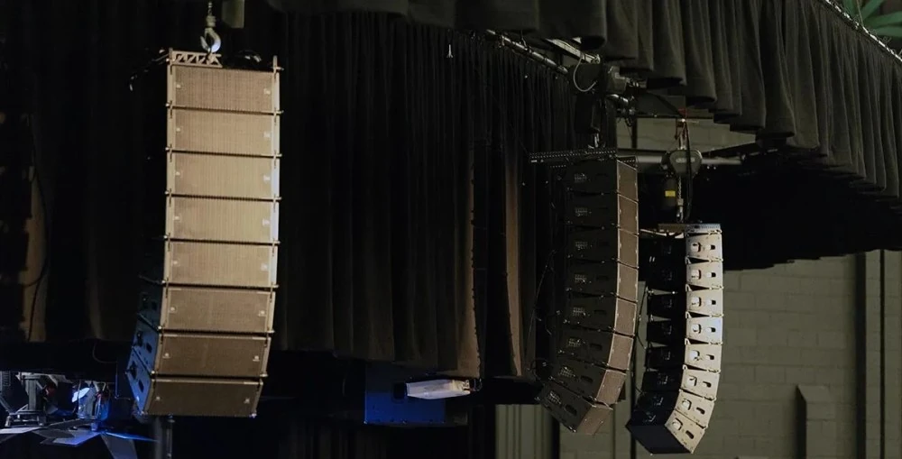 The newly integrated system comprises 24 units of the JBL VTX-A6 loudspeakers deployed in three hangs of eight elements each and supplemented by two additional VTX-A6 units per circuit for enhanced dispersion control