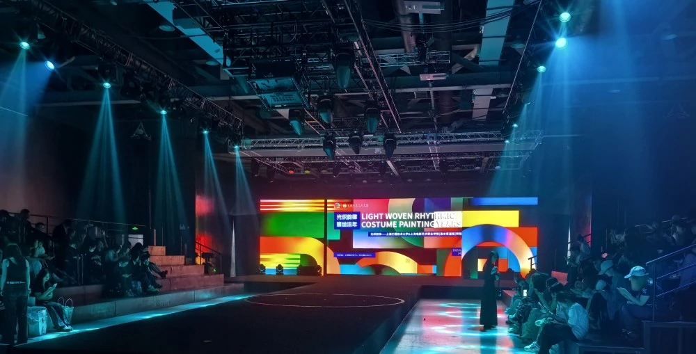 For the Think Youth Fashion Event, K SYSTEM’s PosiStageNet (PSN) capabilities streamed precise positional data to a hardware media server, allowing the college’s AV team to projection map animated textures and graphic motifs onto moving models dressed in white