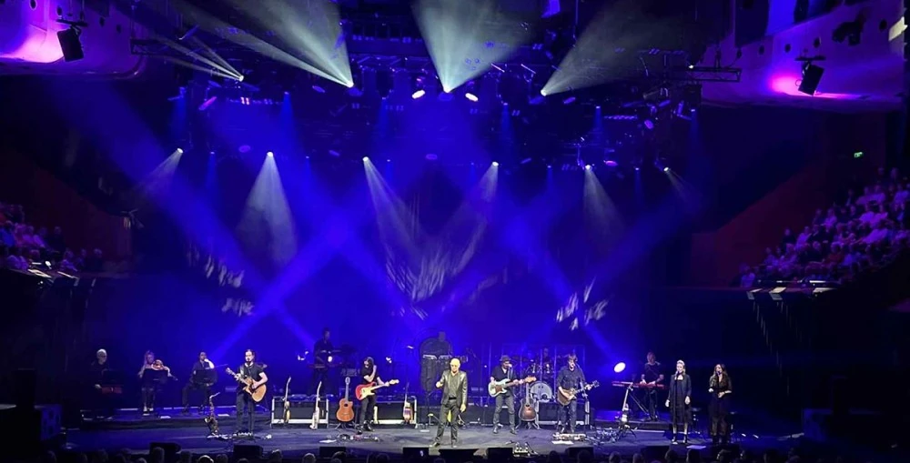 Matt’s lighting rig for Russell’s grand event at Sydney Opera House Concert Hall featured an impressive arsenal of Martin Professional fixtures