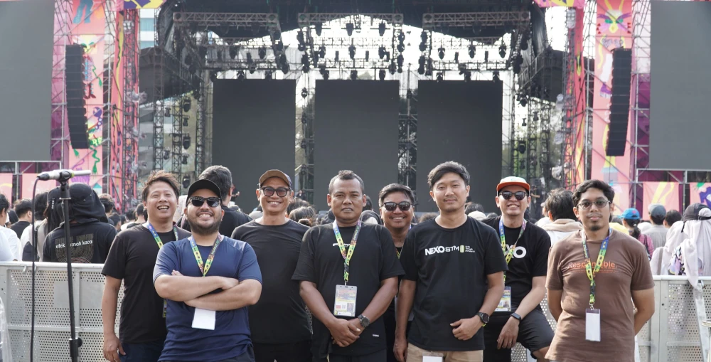 L to R: Ryan Indra Kusumah (YMID), Ahmad Yusuf Ardisasmita (System Engineer), Ozon Amidjojo (Sync Fest’s Head of Sound), “Gam” Fajarianto (DSS Rental), Andreas Pahlanova (District Stage in-house FOH engineer), Edmonds Angkawijaya (YMID), Gabriel Gunawan (YMID), Dwivaldo Desprialdi (YMID)