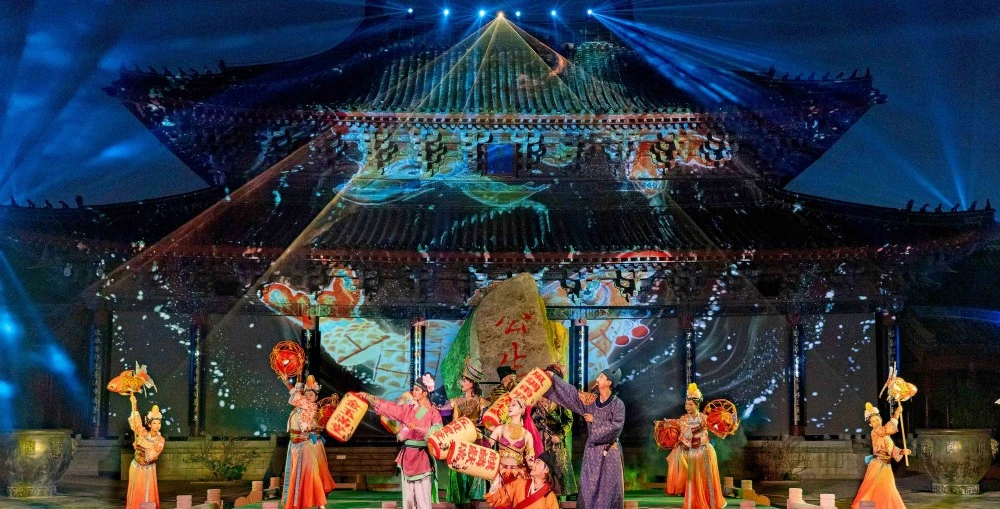Stunning projections on the façade of the Heavenly King Hall and gauze screens are major highlights of the performance depicting legendary Song Dynasty judge Bao Zheng