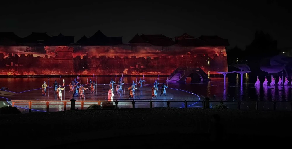 The large-scale cultural tourism performance seamlessly integrates classical Chinese culture with Christie’s advanced projection technology to deliver a stunning visual experience