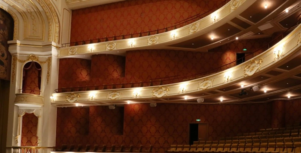 The full 360° surround network relies on 5XT loudspeakers installed at high density along balcony railings and walls on every level of the house, giving every seat in the venue a sound field with a distinct sense of direction and distance