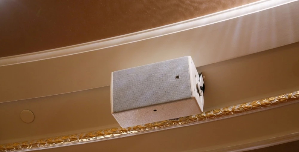 Compact X8 coaxial loudspeakers provide near-field coverage