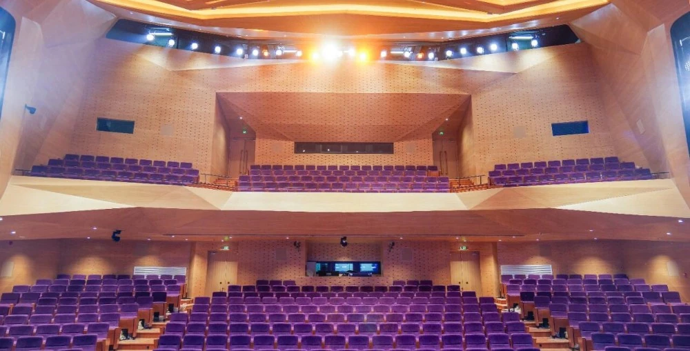 The 500 seat theatre shares much of the grand theatre’s design, with left and right hangs of three A15i Wide and a centre hang of two A15i Wide forming the main PA